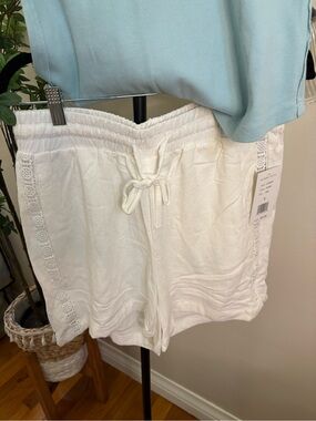 Marissa Olivia nwt Women's White linen/ rayon Drawstring Shorts with Lace Trim